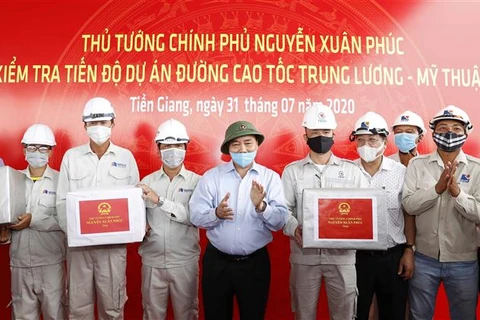 Le PM examine les travaux de construction de l’autoroute Trung Luong-My Thuan