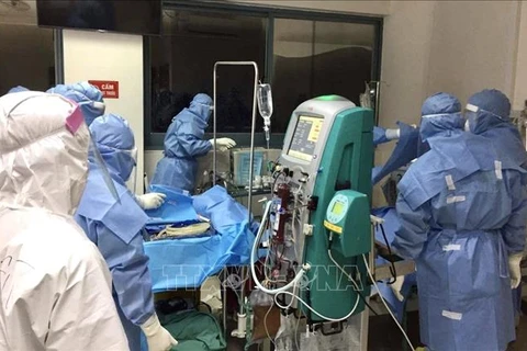 Les experts de l'hôpital universitaire médical de Hanoi aident à traiter les patients de COVID-19