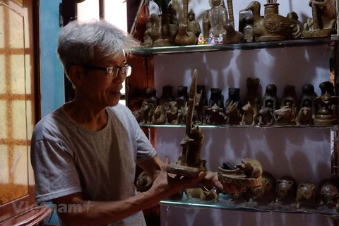 L’artisan qui perpétue l’héritage de la fabrication de figurines d’argile