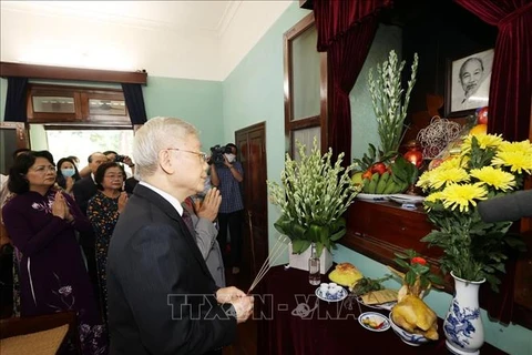 Le SG du Parti et président du Vietnam Nguyên Phu Trong rend hommage au Président Hô Chi Minh