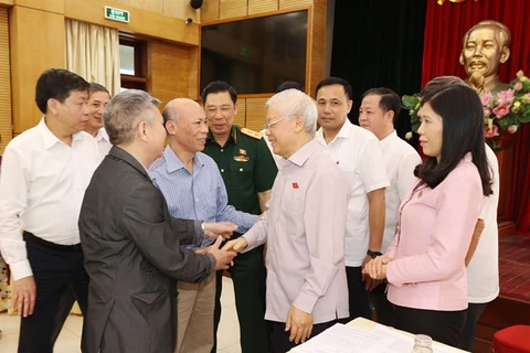 Le leader du PCV Nguyen Phu Trong à l’écoute des électeurs de Hanoi 