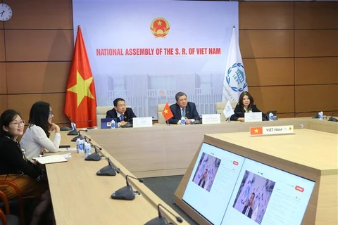 Des parlementaires vietnamiens à une session en ligne extraordinaire du Conseil directeur de l’UIP