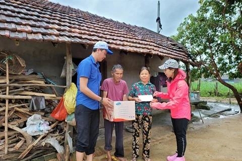 Remise de 1.200 cadeaux aux habitants sinistrés à Quang Tri et Quang Ngai