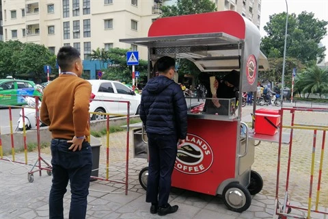COVID-19 : Les chaînes de café au Vietnam développent la vente à emporter 