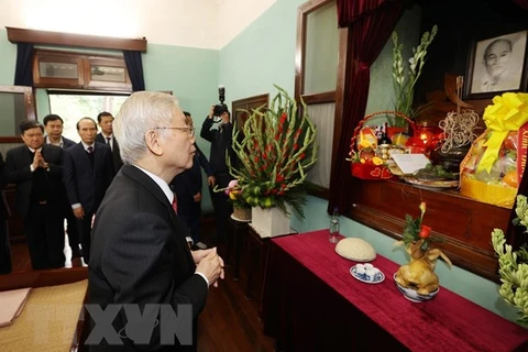 Le SG du Parti et président Nguyen Phu Trong rend hommage au Président Ho Chi Minh