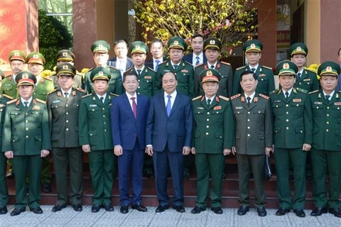 Le chef du gouvernement rend visite aux forces armées à Dà Nang