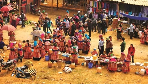 Savoureuse plongée dans le marché coloré de Ta Sin Thàng