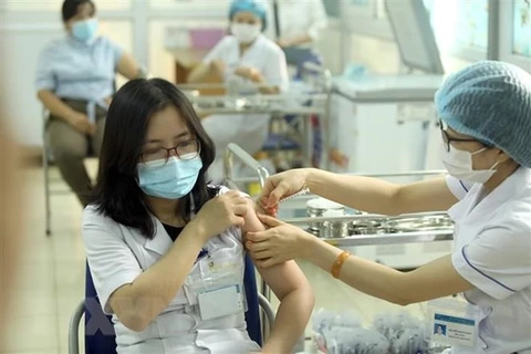 Plus de 35.000 personnes au Vietnam ont été vaccinées contre le COVID-19