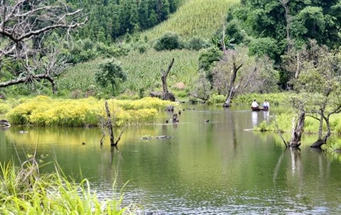 Belle randonnée vers le lac de montagne Noong U à Diên Biên
