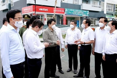 Le PM inspecte la lutte contre le Covid-19 à Hô Chi Minh-Ville