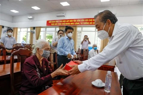 Le vice-PM Truong Hoa Binh visite des mères héroïnes et contributeurs de la révolution