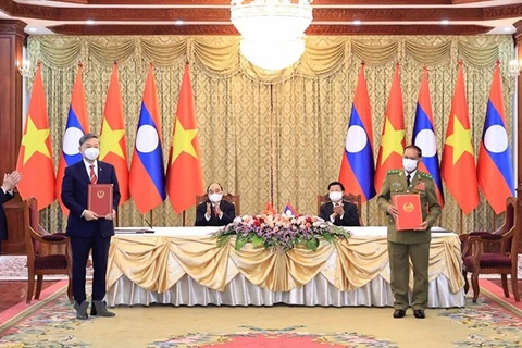 Remise de distinctions honorifiques du Vietnam au ministère de la Sécurité publique du Laos