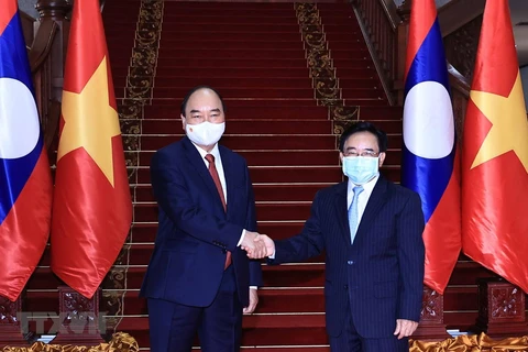 Le président Nguyen Xuan Phuc rencontre des personnalités du Laos