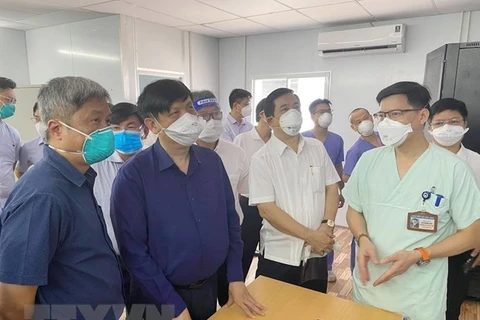 Le ministre de la Santé inspecte les unités de soins intensifs de Hô Chi Minh-Ville