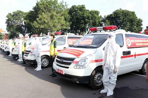 COVID-19 : le ministère de la Défense remet 30 ambulances à Ho Chi Minh-Ville