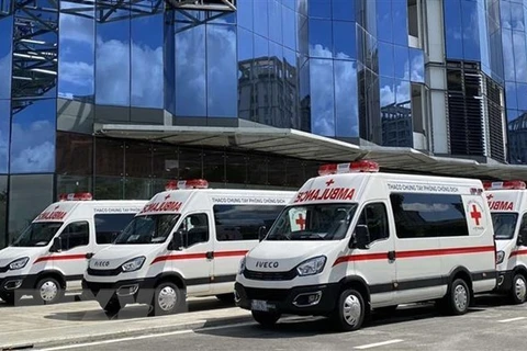 THACO fait don d'ambulances et de camions de vaccination mobiles à Hô Chi Minh-Ville