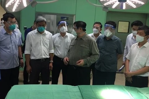 Le PM inspecte les établissements de traitement des patients de COVID-19 à Binh Duong