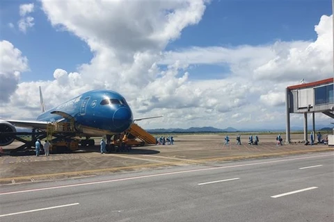 Le premier vol avec 100% des passagers vaccinés atterrit à Vân Dôn