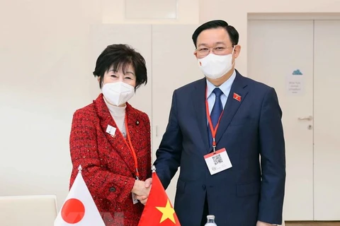 Le président de l’AN Vuong Dinh Hue rencontre la présidente de la Chambre des conseillers du Japon