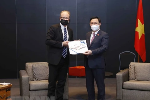 Le président de l'AN Vuong Dinh Hue reçoit le maire de la ville finlandaise de Salo