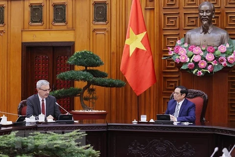 Le PM Pham Minh Chinh reçoit l’ambassadeur de France au Vietnam Nicolas Warnery