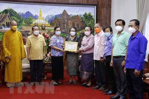 COVID-19 : don de bouddhistes vietnamiens au Laos pour les personnes en difficulté