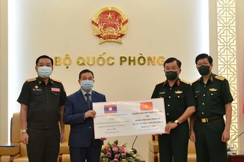 Le Vietnam offre des fournitures médicales au Laos