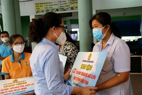 Hô Chi Minh-Ville offre 200.000 sacs de bien-être aux travailleurs défavorisés