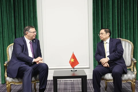 Le PM Pham Minh Chinh rencontre des dirigeants des géants économiques français