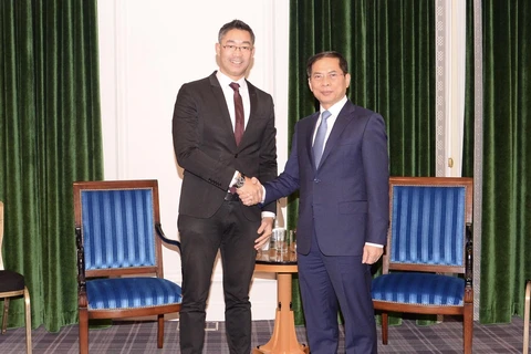 Le chef de la diplomatie vietnamienne reçoit le consul honoraire du Vietnam en Suisse