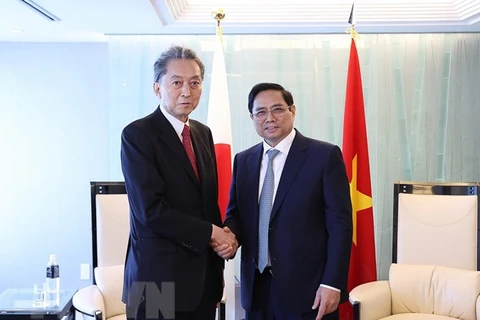 Le PM Pham Minh Chinh reçoit l'ancien PM japonais Hatoyama Yukio