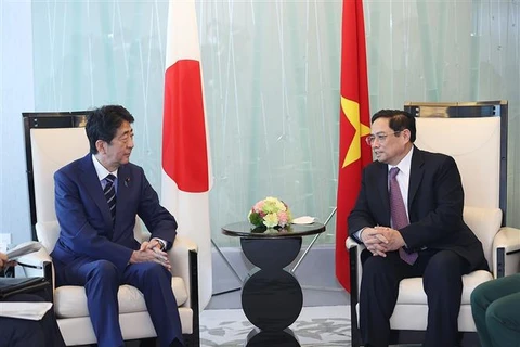 Le PM Pham Minh Chinh reçoit des anciens dirigeants japonais
