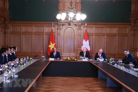 Le président Nguyen Xuan Phuc rencontre le président du Conseil national suisse