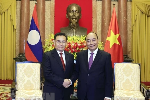 Le président Nguyên Xuân Phuc reçoit le président de l'Assemblée nationale lao