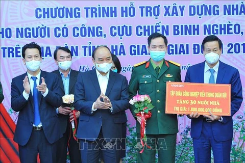 Ha Giang : le président à la réunion résumant le Programme de maisons pour les démunis 