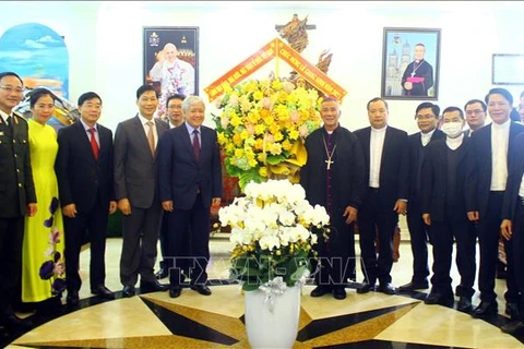 Le Front de la Patrie félicite le diocèse de Vinh à l’occasion de Noël