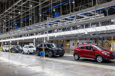 Le président Nguyên Xuân Phuc assiste à la mise en chantier de l’usine de batteries VinES