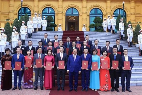 Le président Nguyên Xuân Phuc remet ses décisions de nomination à 26 ambassadeurs