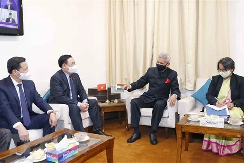 Le président de l’AN Vuong Dinh Huê rencontre le ministre des Affaires étrangères indien