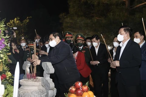 Le PM Pham Minh Chinh offre de l'encens pour commémorer le général Vo Nguyen Giap