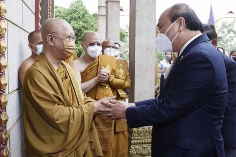 Le président Nguyen Xuan Phuc rend visite aux grands patriarches suprêmes bouddhistes du Cambodge