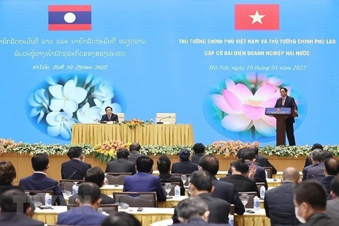 Les PM vietnamien et lao rencontrent les milieux d’affaires