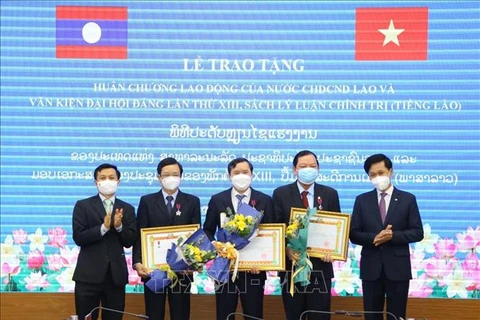 Le Laos décore plusieurs cadres vietnamiens 
