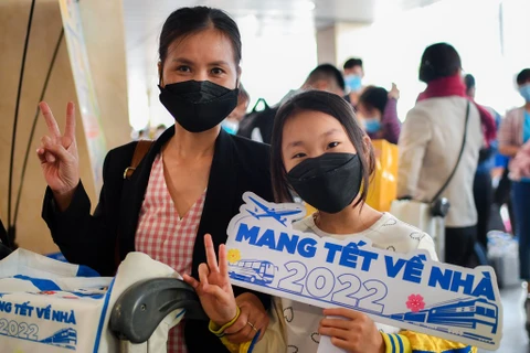 Vietnam Airlines aide à ramener les travailleurs dans le besoin chez eux pour le Têt