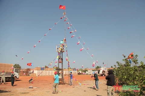 Les Casques bleus vietnamiens au Soudan du Sud érigent l’arbre de Nouvel An 