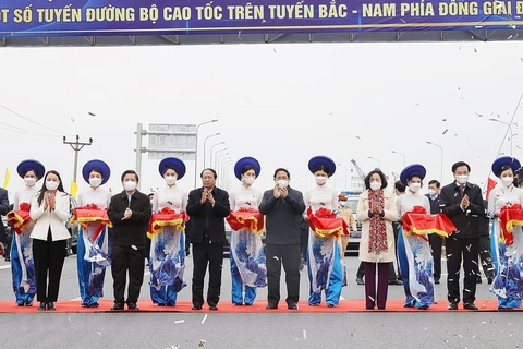 Le Premier ministre assiste à l’inauguration de l’autoroute Cao Bo-Mai Son