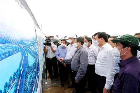 Le Premier ministre Pham Minh Chinh inspecte le chantier de l'autoroute My Thuan - Can Tho