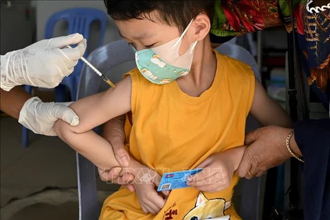 COVID-19 : le Cambodge vaccine les enfants âgés de 3 à 5 ans 