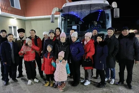 Les Vietnamiens en Russie accueillent 14 ressortissants évacués de Kherson (Ukraine)