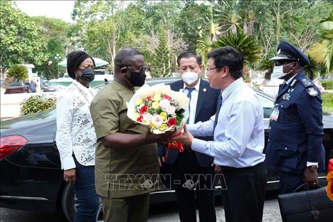 Le président de Sierra Leone visite l'Institut du riz du delta du Mékong